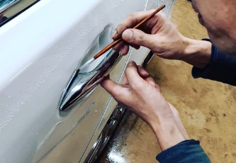 プロ仕様の専用道具とケミカルによる汚れ落とし